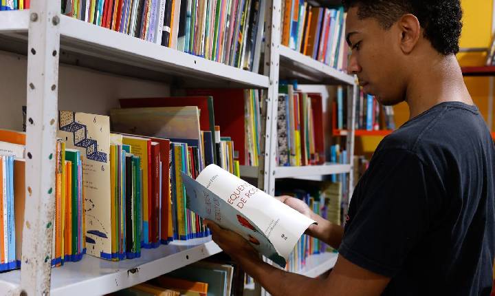 Alerj aprova formação de jovens para promover leitura e escrita no RJ