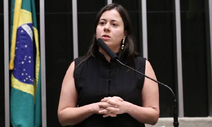 Comissão aprova projeto que pune gestor que não pagar piso salarial de professores