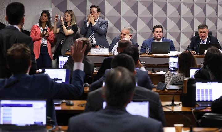 CPMI do INSS aprova convocação de cunhado e ex-namorada de Vorcaro