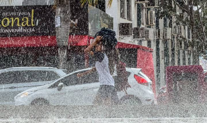 DF e 10 estados têm alerta laranja de chuva neste sábado