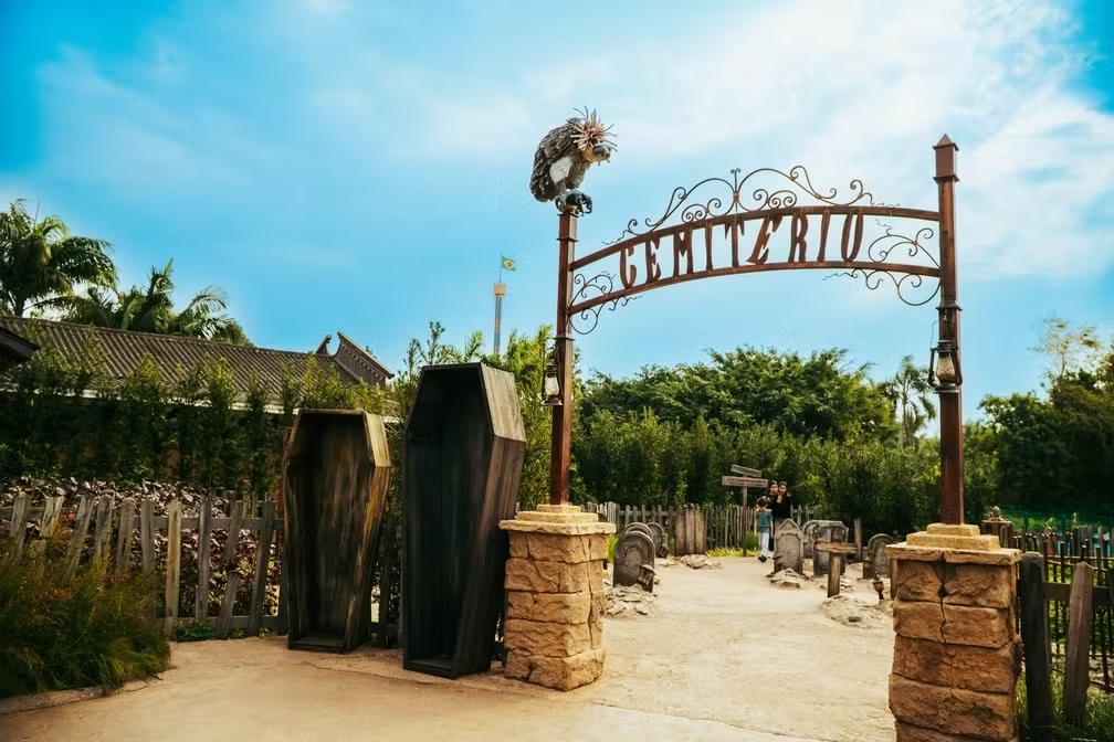 Beto Carrero World inaugura área para fumantes com tema de cemitério em SC