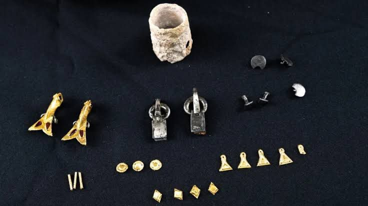 Joias são encontradas em sepulturas de mulheres ricas depois de 1600 anos