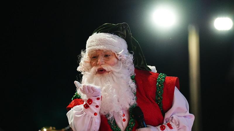 Luzes do Sonho de Natal de Barbacena 2024 são acesas com show do Papai Noel