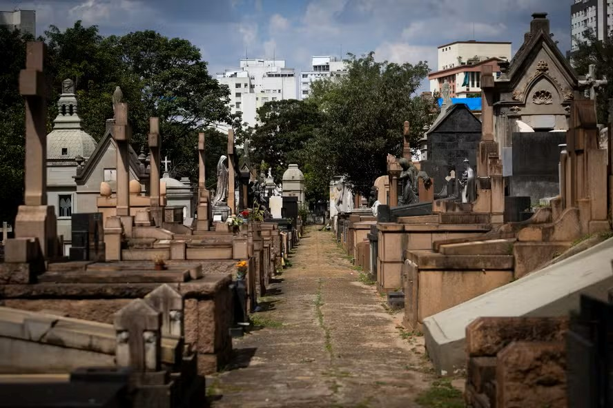 Privatização de cemitérios se estende e avança no país