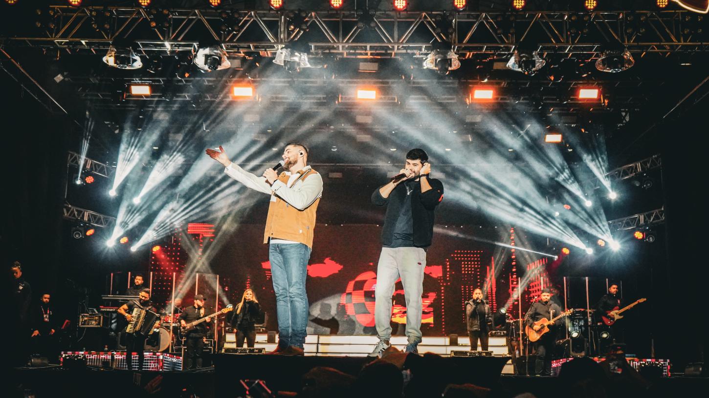 Zé Neto & Cristiano aquecem a noite fria na 56ª Expô Barbacena