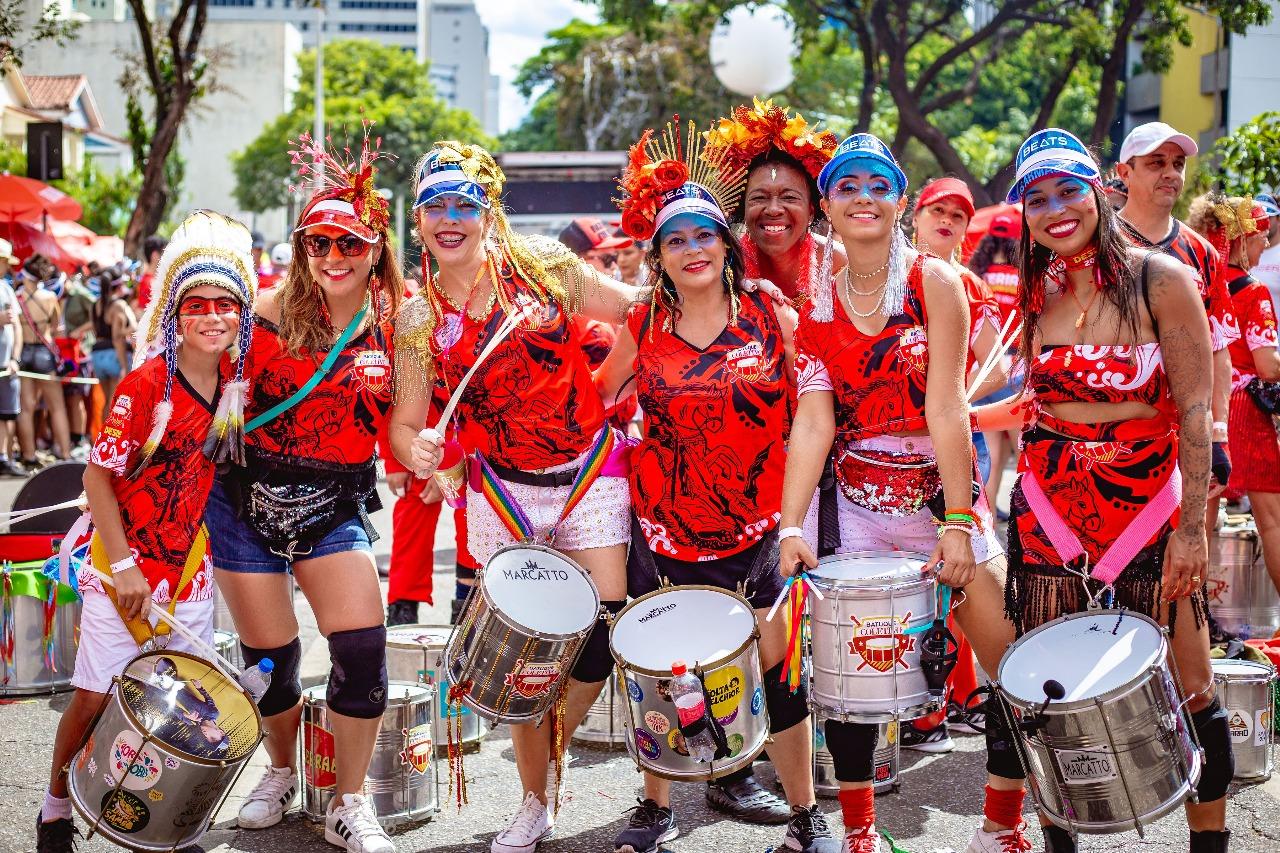 Batuque Coletivo: desfile contou com o que seria a maior dança da cordinha do Brasil e até pedido de casamento