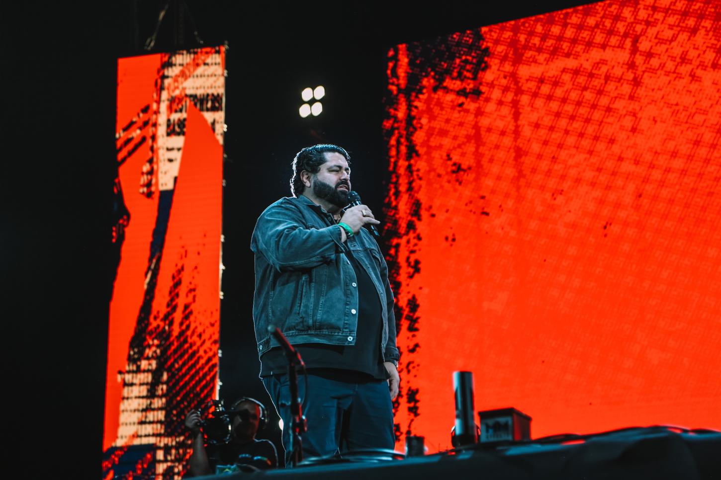 Com ingressos esgotados e gravação de DVD, Ore Comigo ocupa a Arena MRV neste sábado