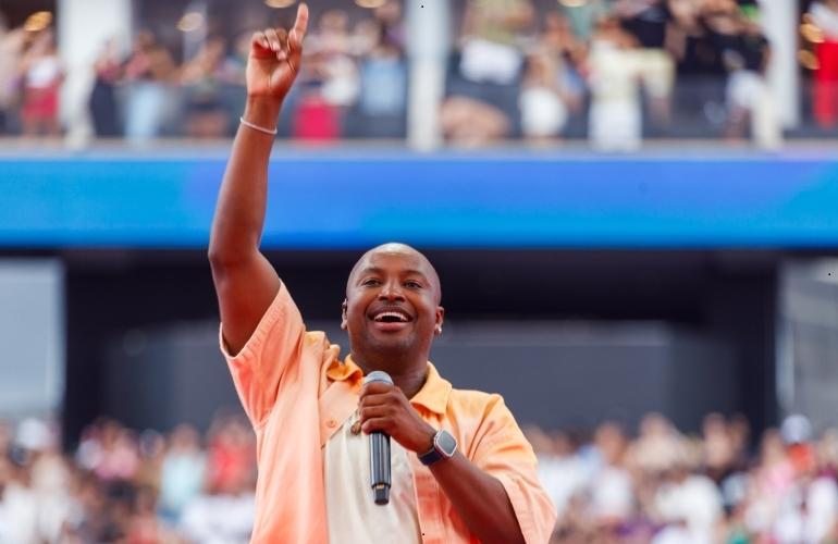 Ingressos quase esgotados para o encontro histórico entre Thiaguinho e Belo em Belo Horizonte