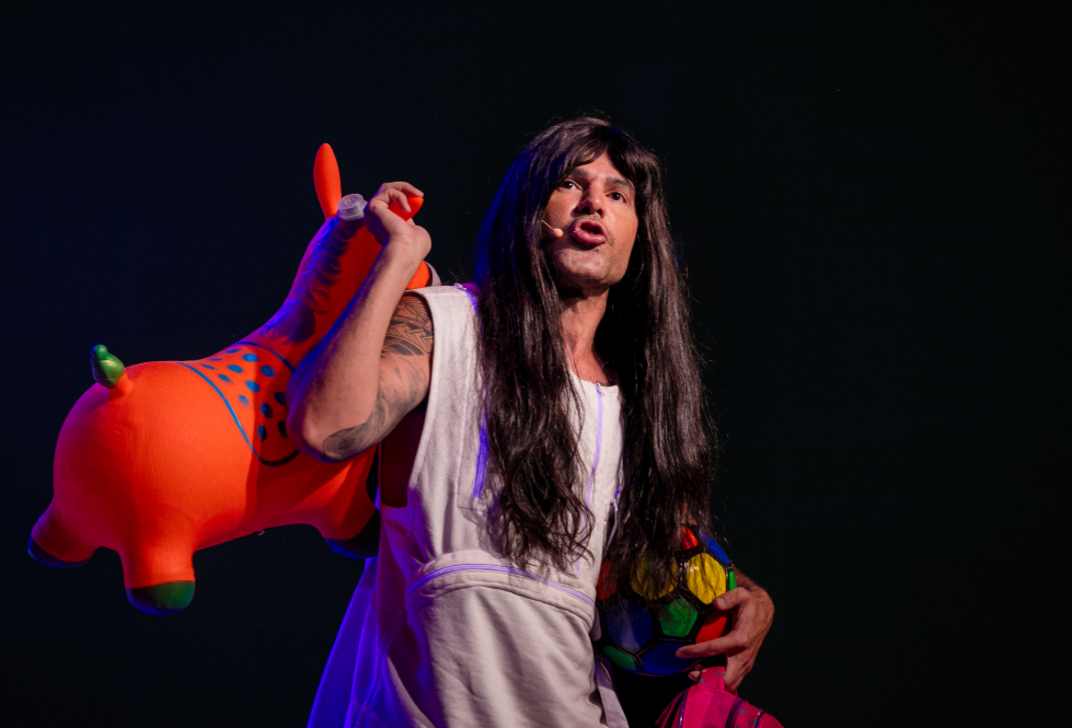 Rodrigo Sant'Anna apresenta o espetáculo 