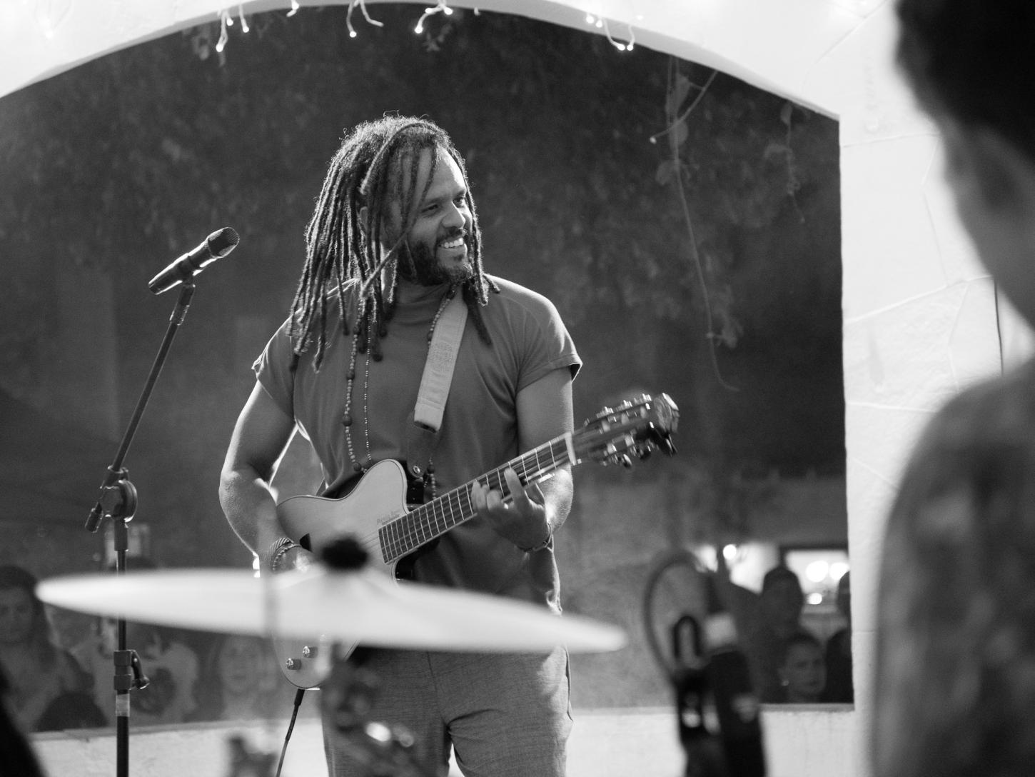 Stênio Neves se apresenta no Charada Pub neste domingo