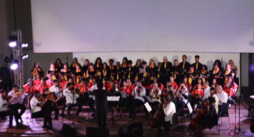 Orquestra Filarmônica de Pernambuco OFPE, Coral Infanto-Juvenil e Adulto do Projeto Espiral se apresentam no Teatro Guararapes