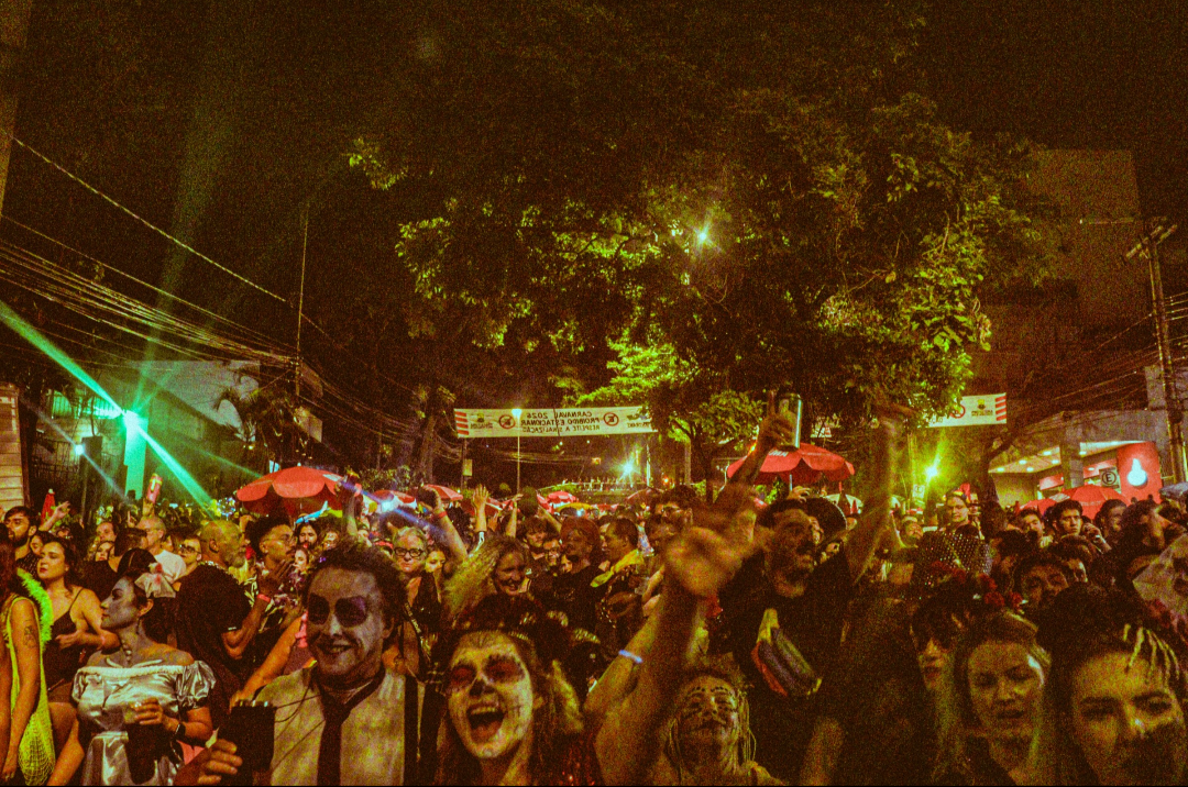 Bloco Fúnebre celebra 13 anos em plena sexta-feira 13 no Carnaval de BH 2026