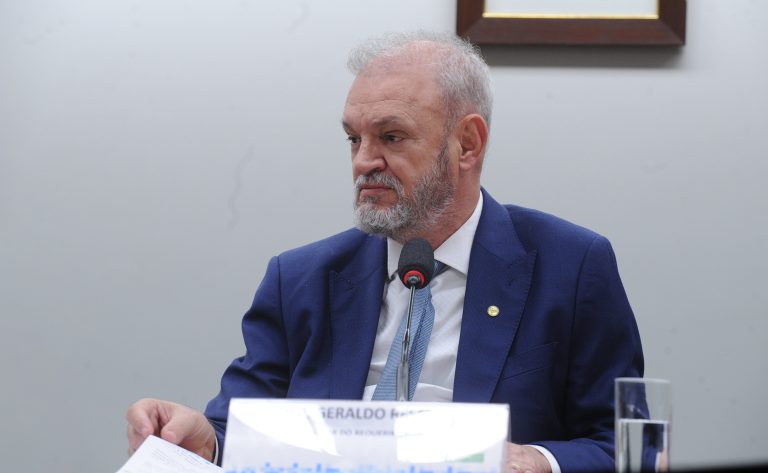 Comissão aprova criação do Farmácia Popular Digital com entrega em casa para idosos