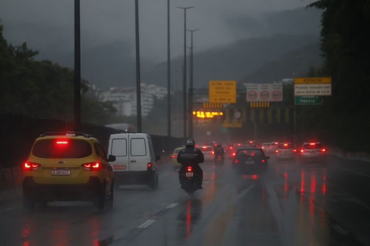 Defesa Civil do RJ alerta para chuvas intensas no estado até segunda