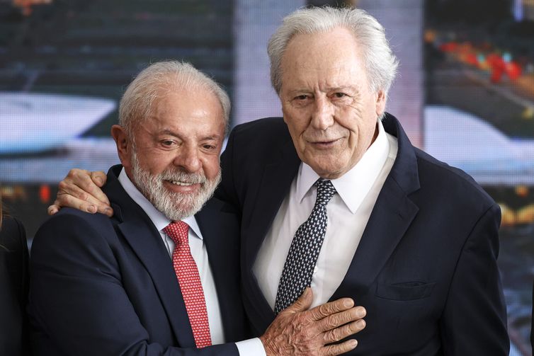 Lewandowski entrega carta de demissão do Ministério da Justiça a Lula