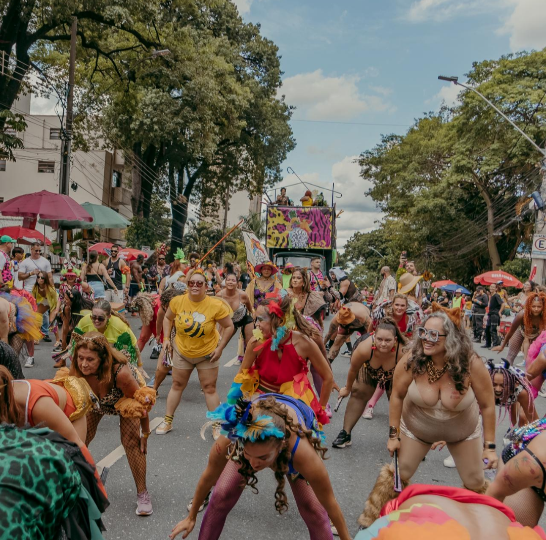 Bloco Salada de Frutas arrasta milhares de foliões no bairro Floresta  em celebração à diversidade