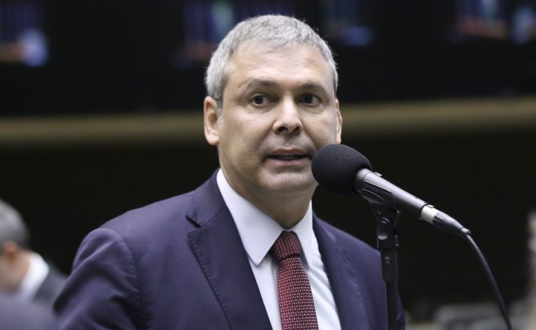 Líder diz que governo vai encaminhar ao Congresso com urgência projeto que acaba com a escala 6x1