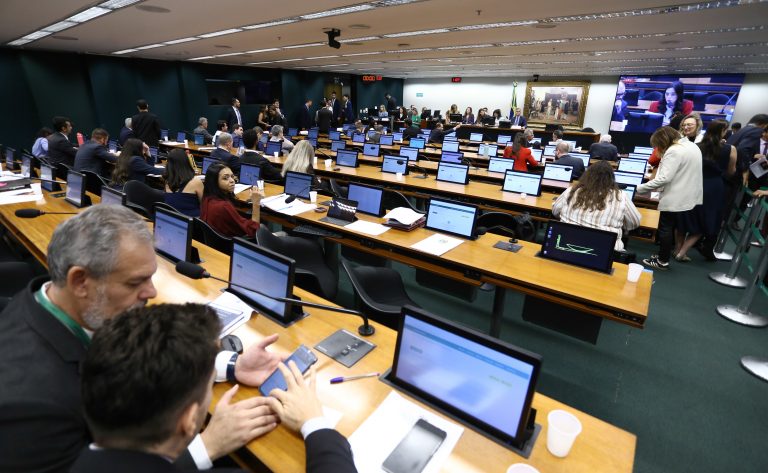 Comissão aprova seis projetos que criam datas comemorativas