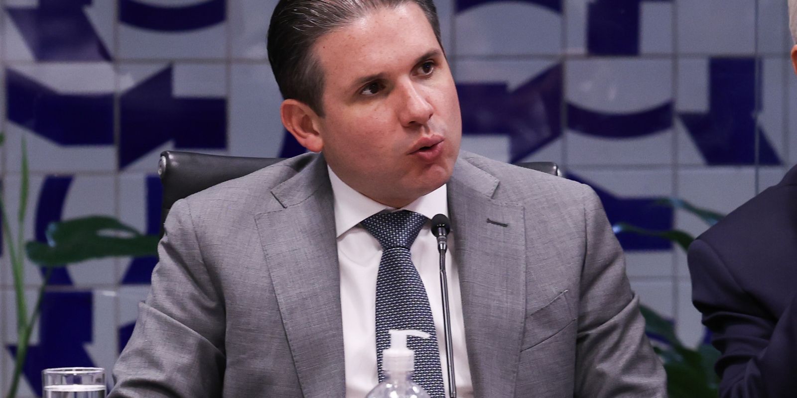 Motta convoca reunião de líderes para votar PL do fim da escala 6x1