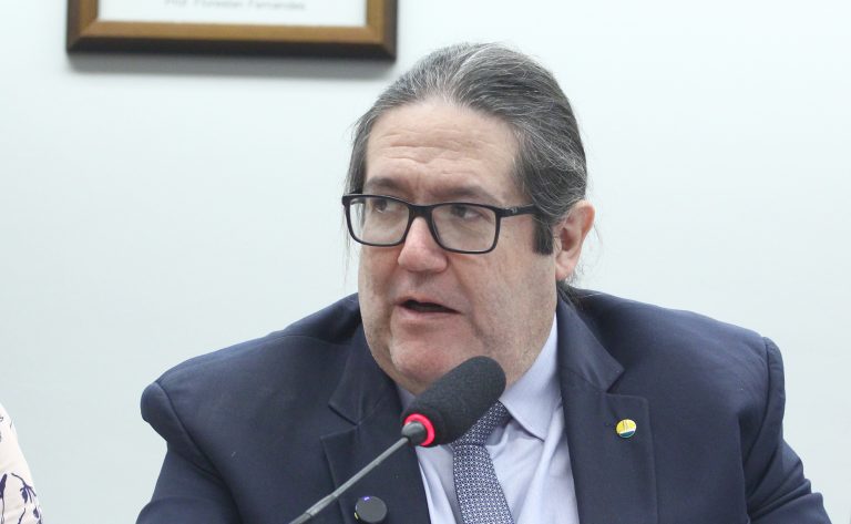 Comissão aprova criação de política nacional de combate à evasão escolar