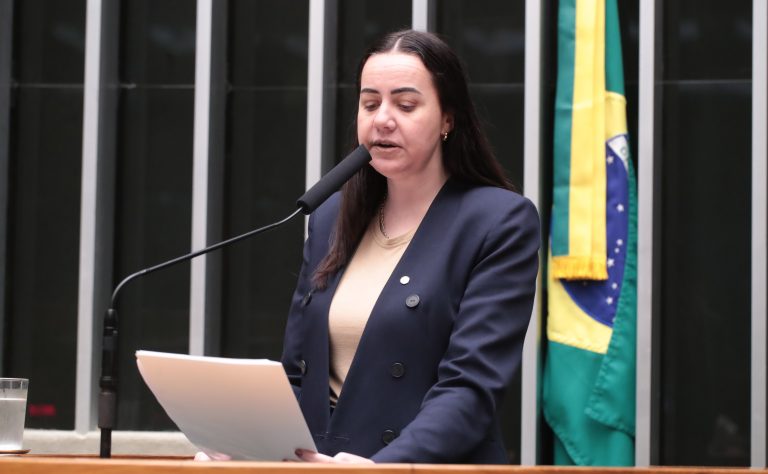 Comissão aprova projeto que amplia direitos de estudantes grávidas e lactantes nas escolas