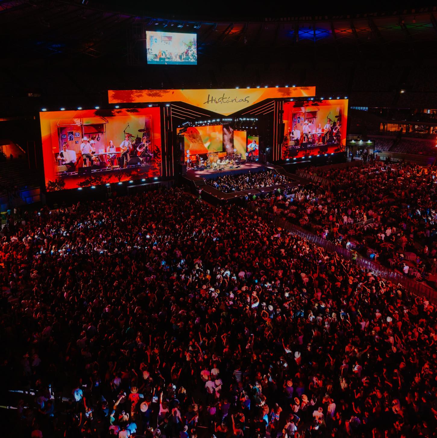 Histórias no Mineirão: ídolos sertanejos descem do palco e cantam no meio do público em BH
