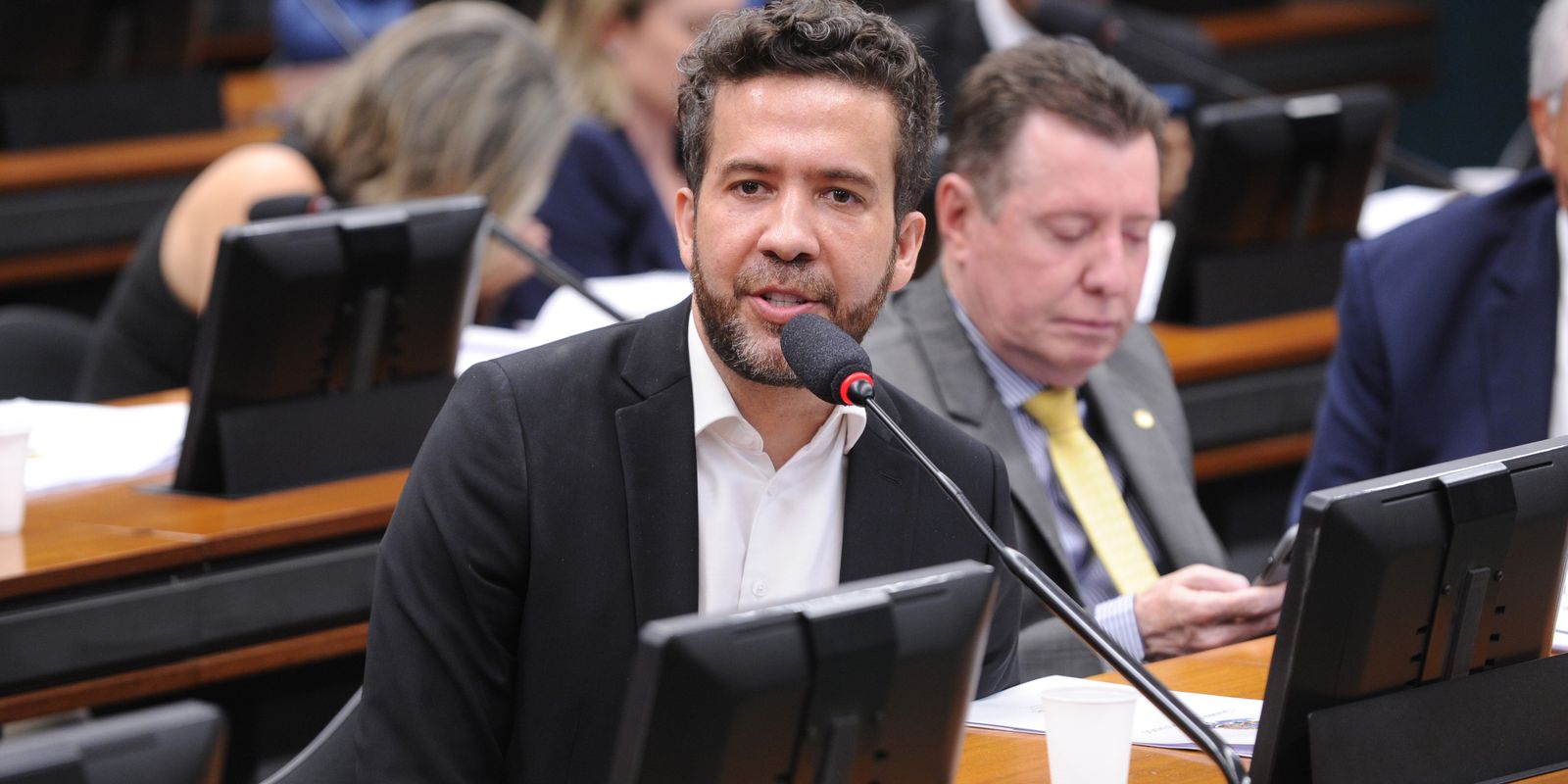 Janones denuncia censura em decisão do TSE contra 
