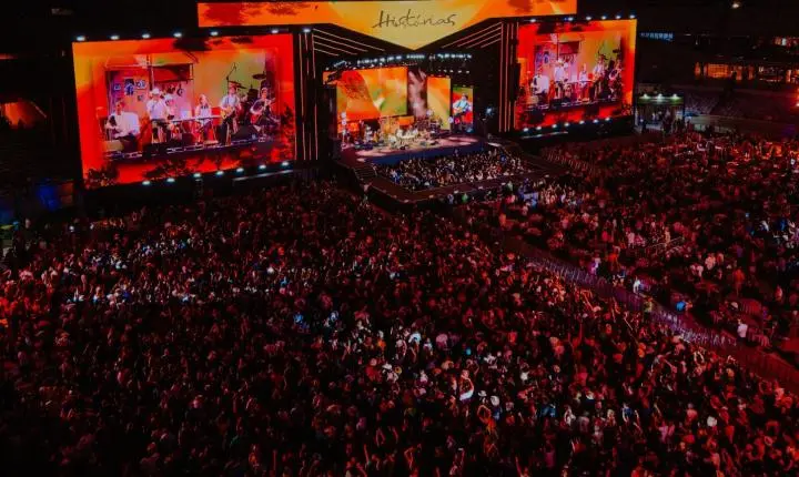 Histórias no Mineirão: ídolos sertanejos descem do palco e cantam no meio do público em BH